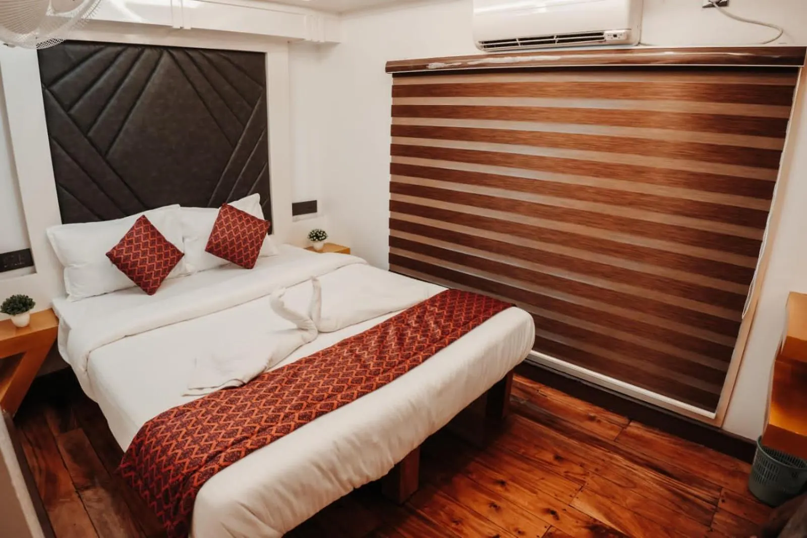 Hotel Honeymoon Boathouse Alappuzha Botel