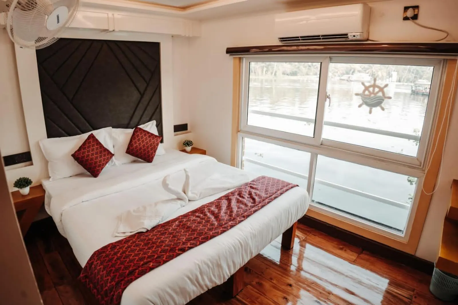 Hotel Honeymoon Boathouse Alappuzha Indie