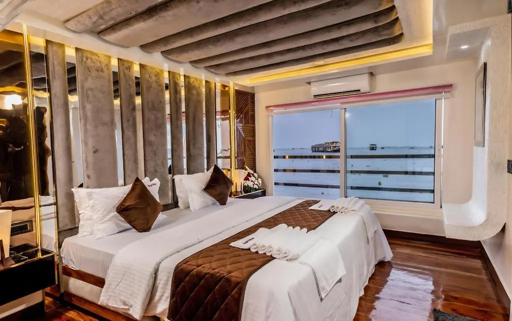 Honeymoon Boathouse Hotel Alappuzha Botel