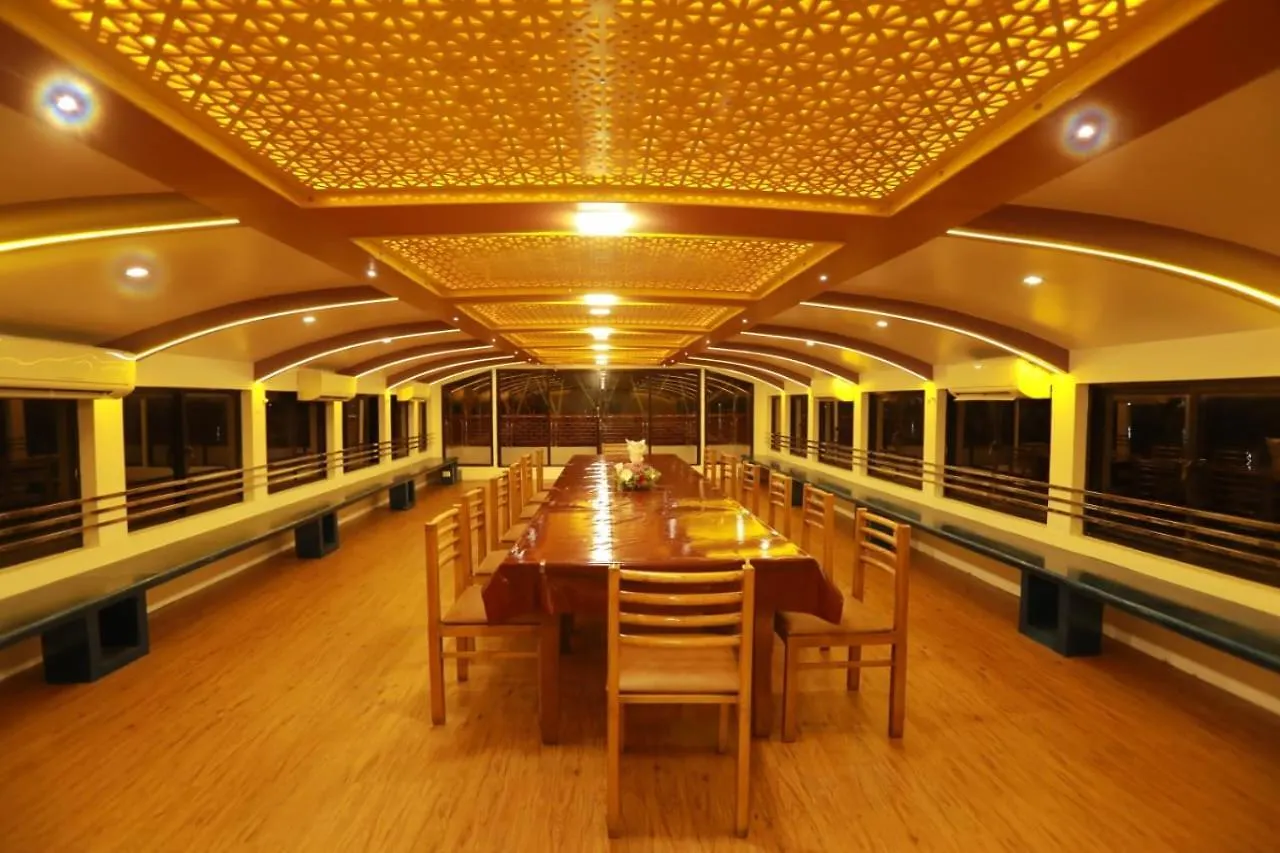 Honeymoon Boathouse Hotel Alappuzha Botel