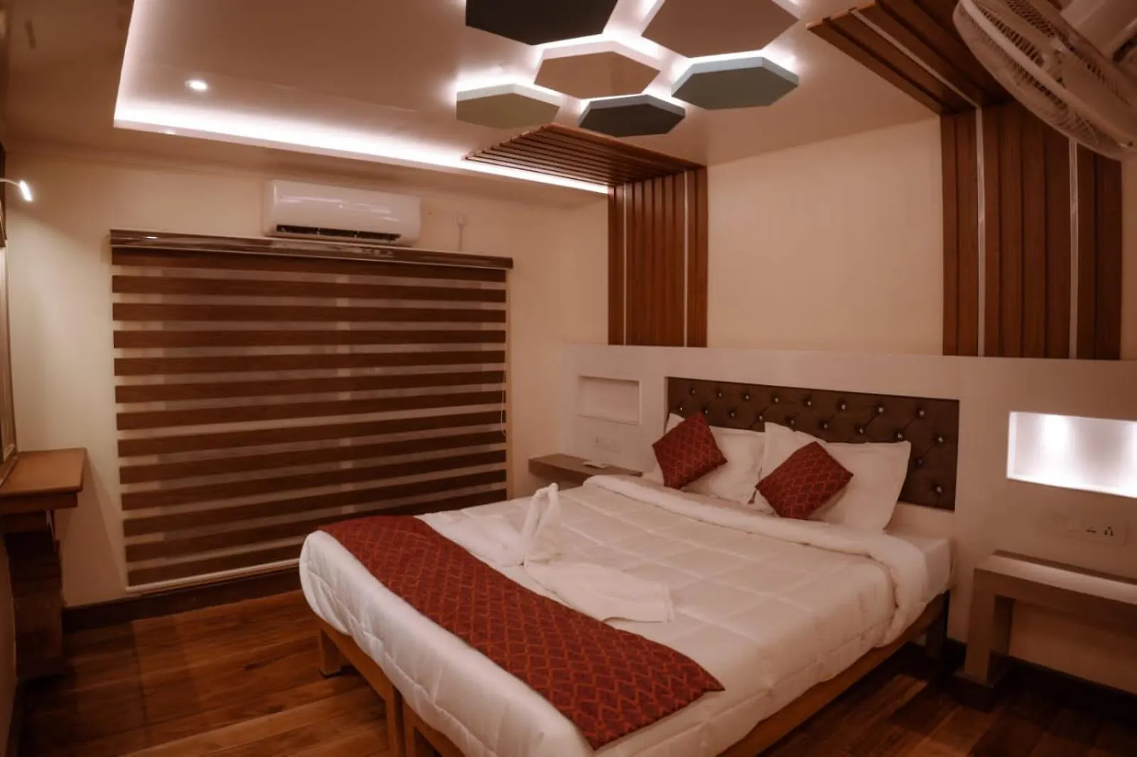 Honeymoon Boathouse Hotel Alappuzha Botel
