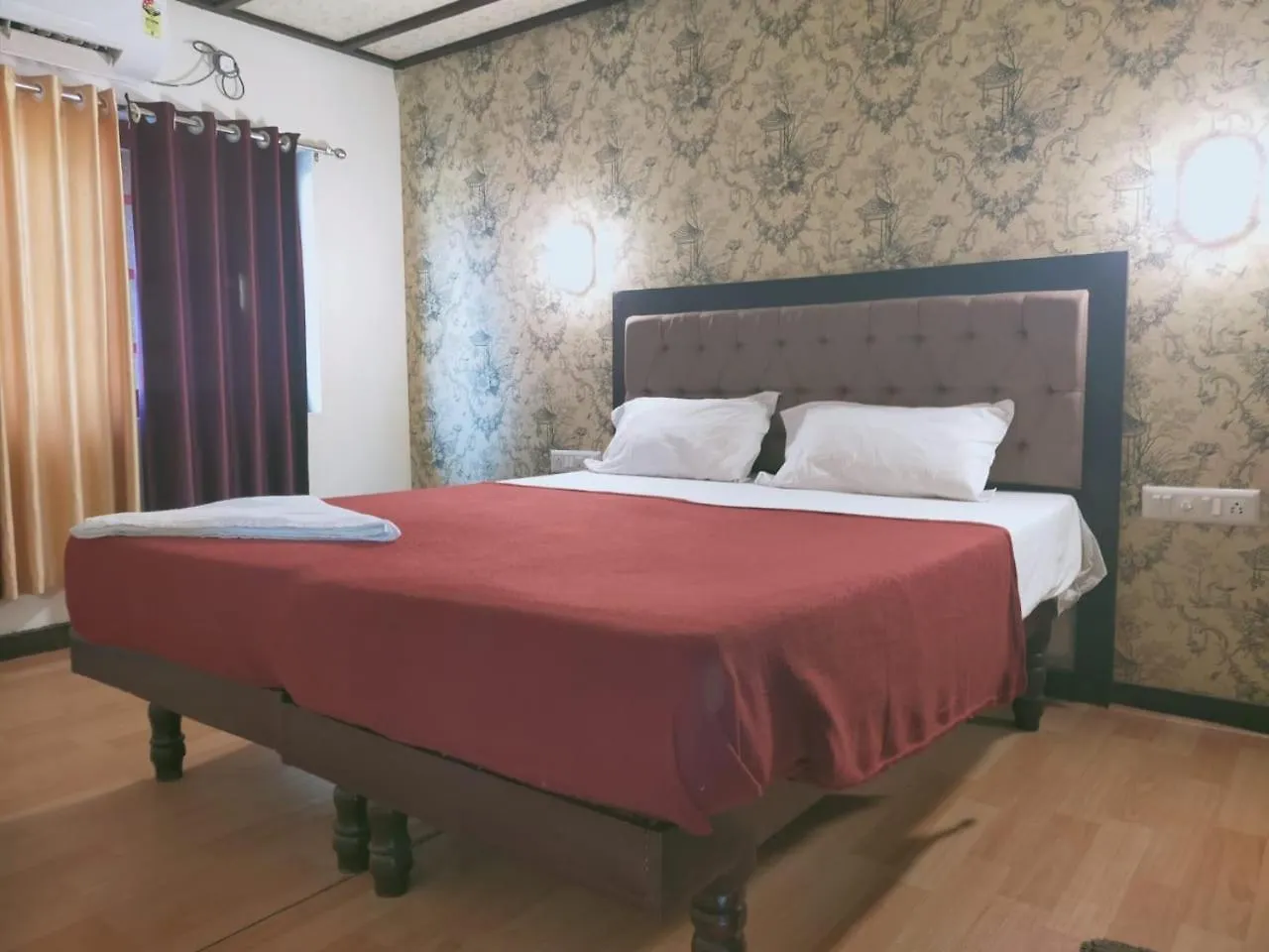 Honeymoon Boathouse Hotel Alappuzha
