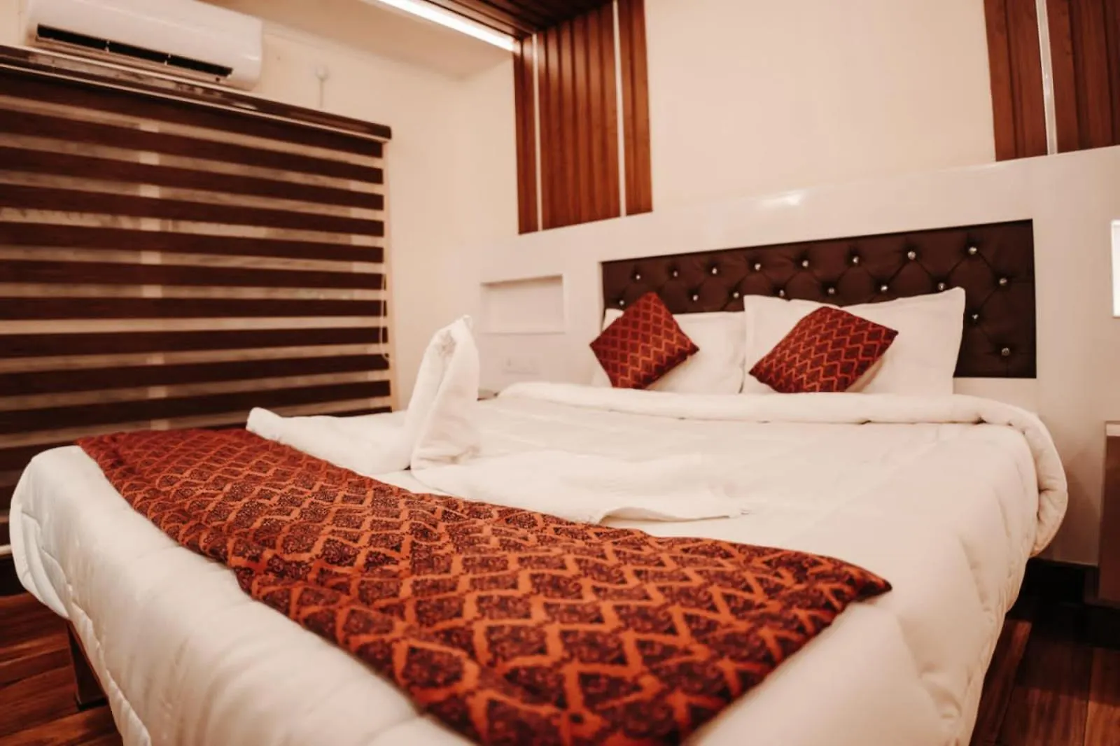 Honeymoon Boathouse Hotel Alappuzha