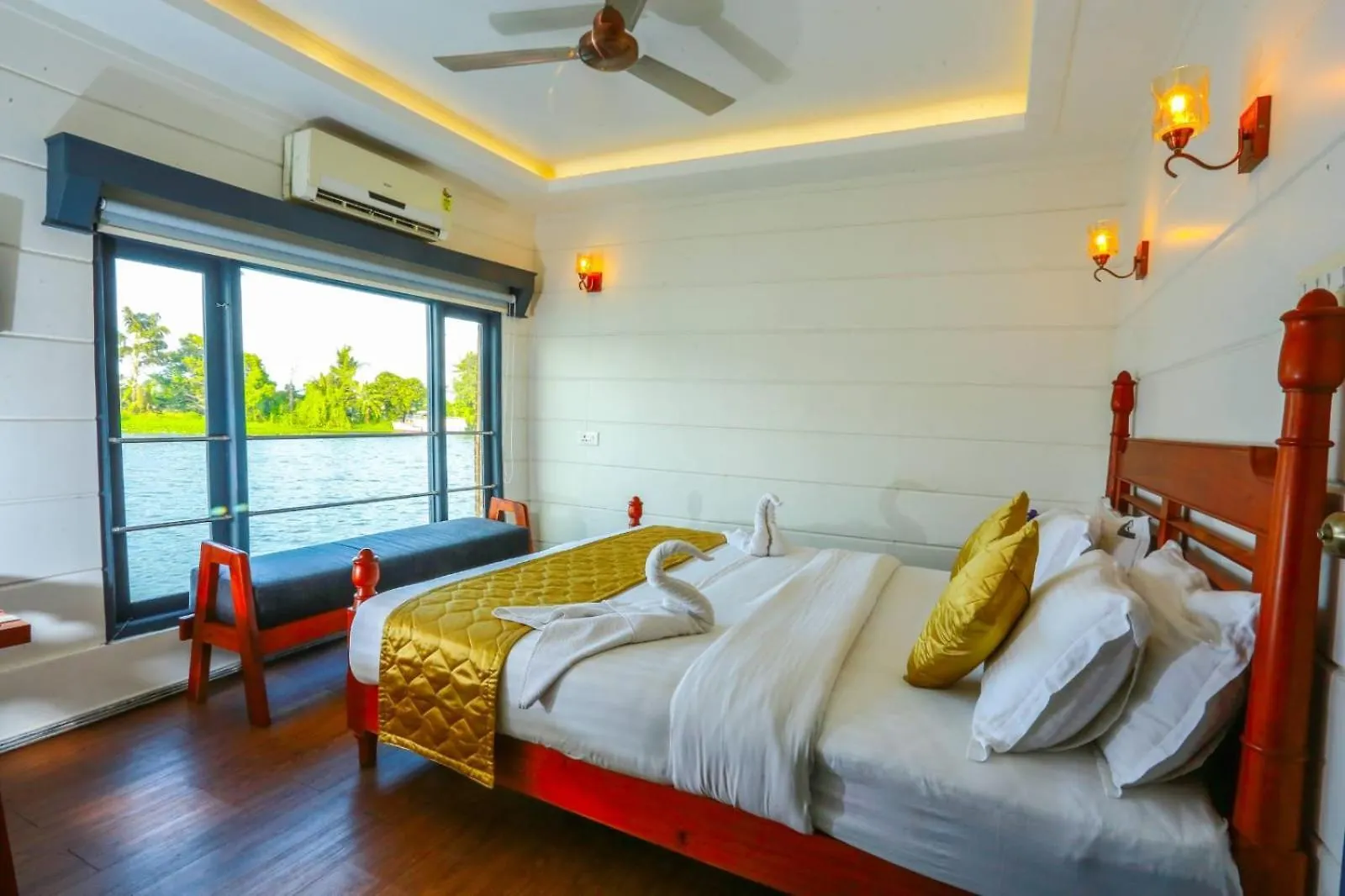 Honeymoon Boathouse Hotel Alappuzha Botel