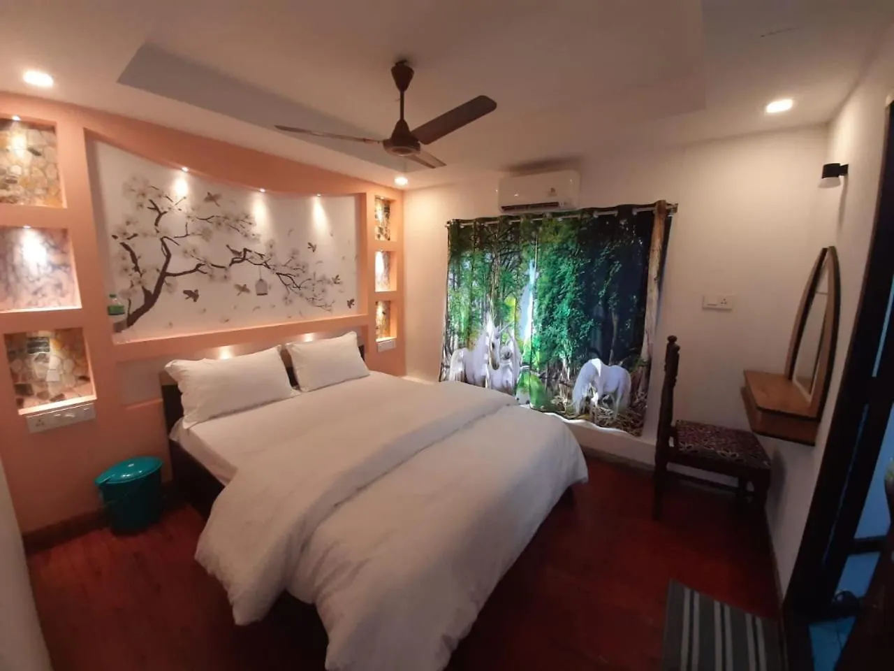 Honeymoon Boathouse Hotel Alappuzha
