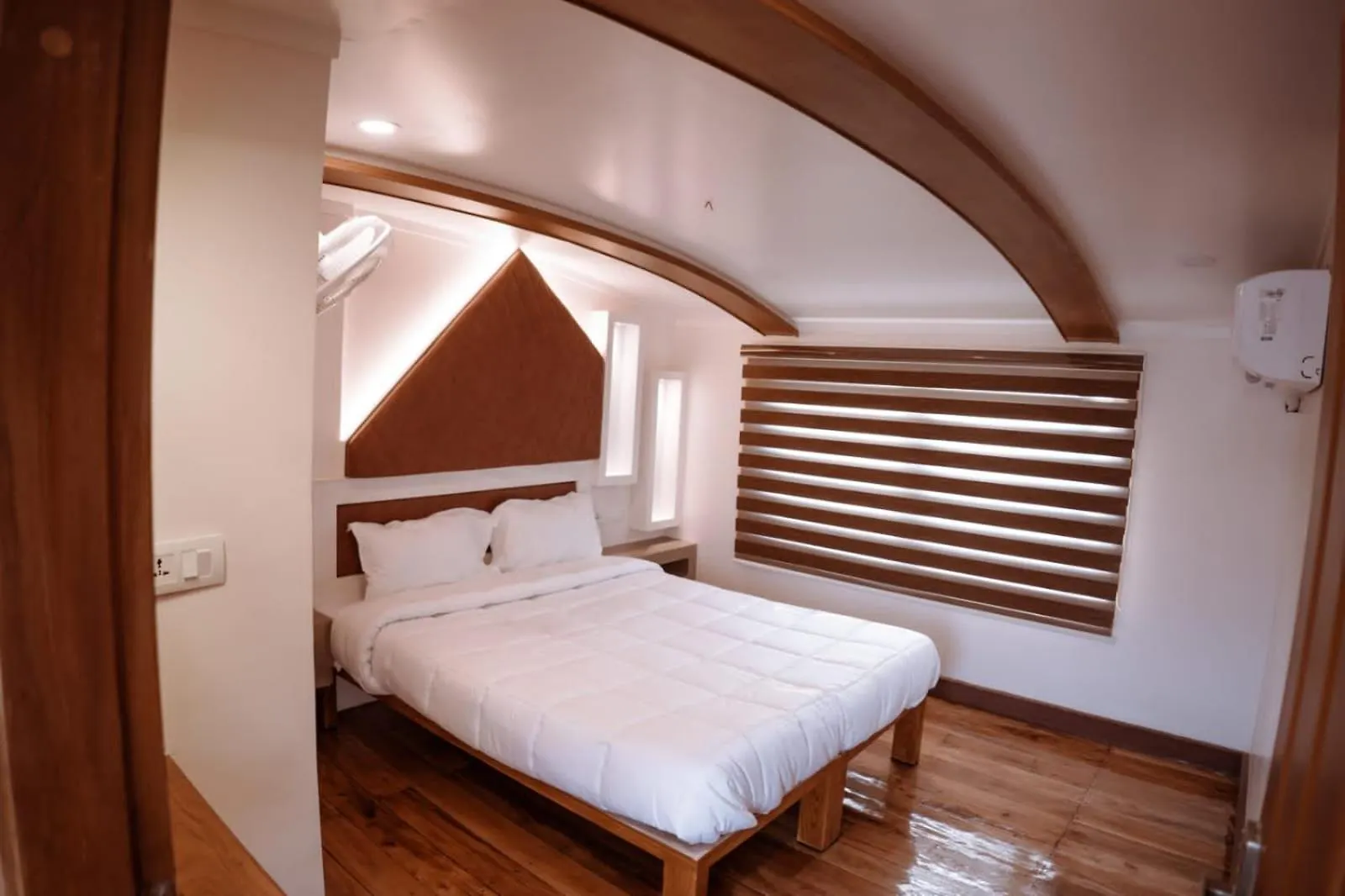 Honeymoon Boathouse Hotel Alappuzha