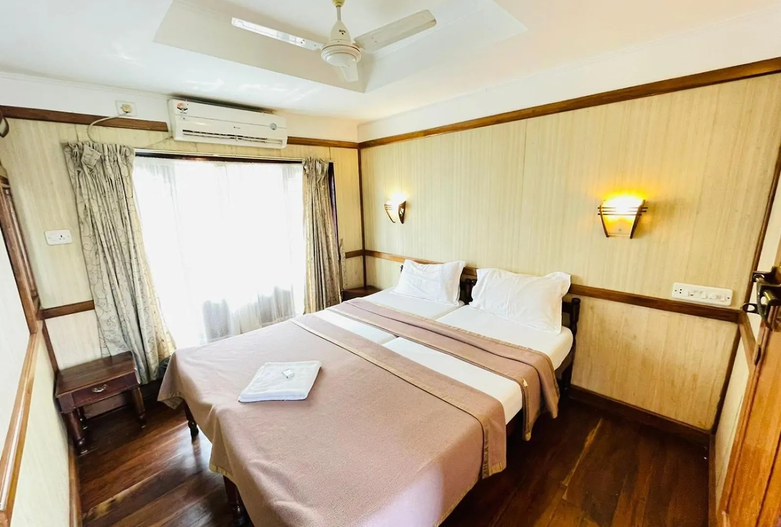 Honeymoon Boathouse Hotel Alappuzha