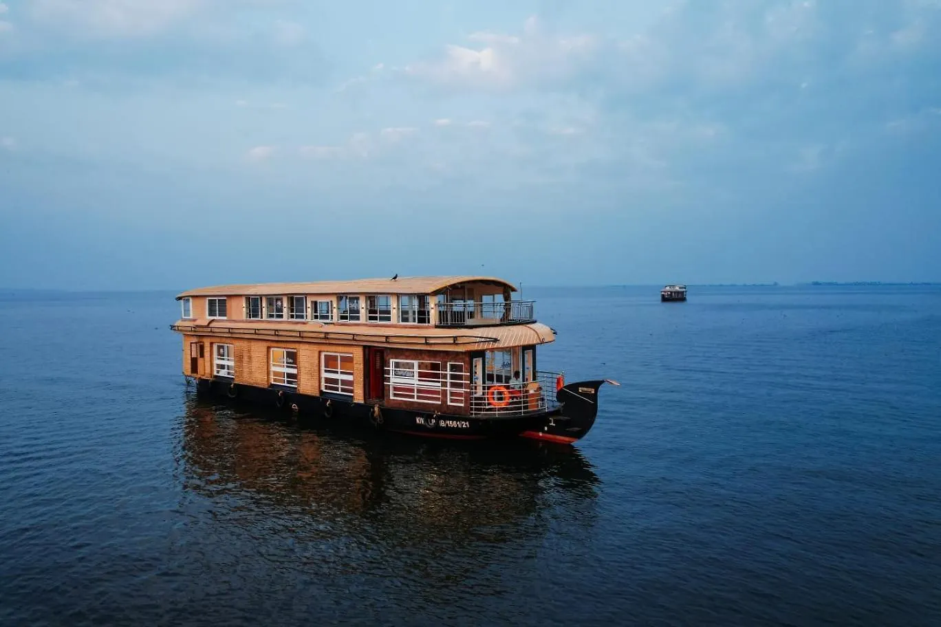 Honeymoon Boathouse Hotel Alappuzha